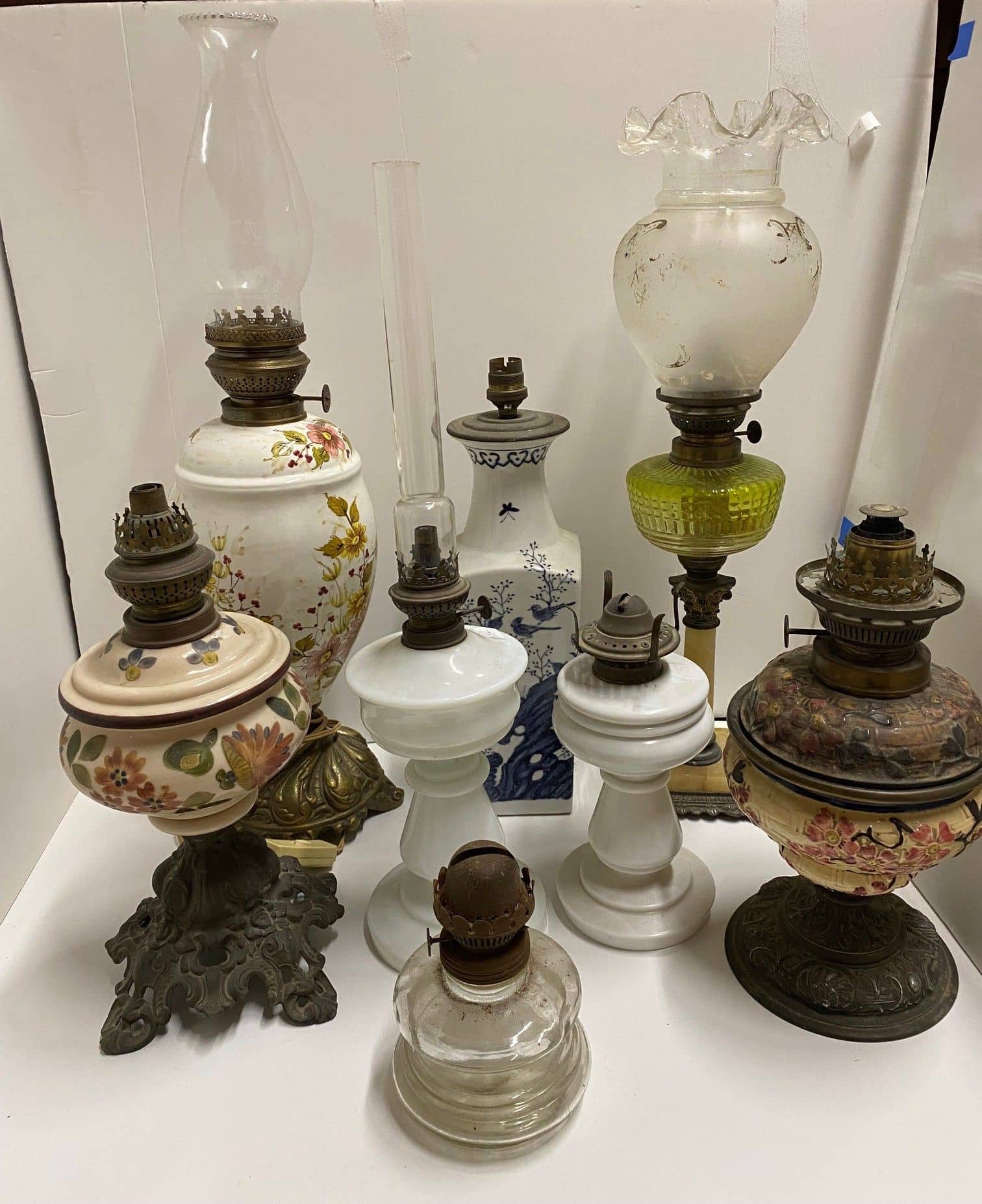 (7) ANTIQUE OIL LAMPS, (1) BLUE & WHITE PORCELAIN LAMP, CERAMIC, & OTHERS