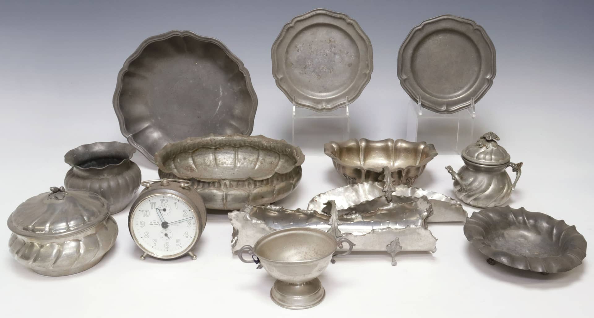 (LOT) PEWTER & OTHER METAL TABLE ARTICLES: BASKETS, CLOCK & OTHERS