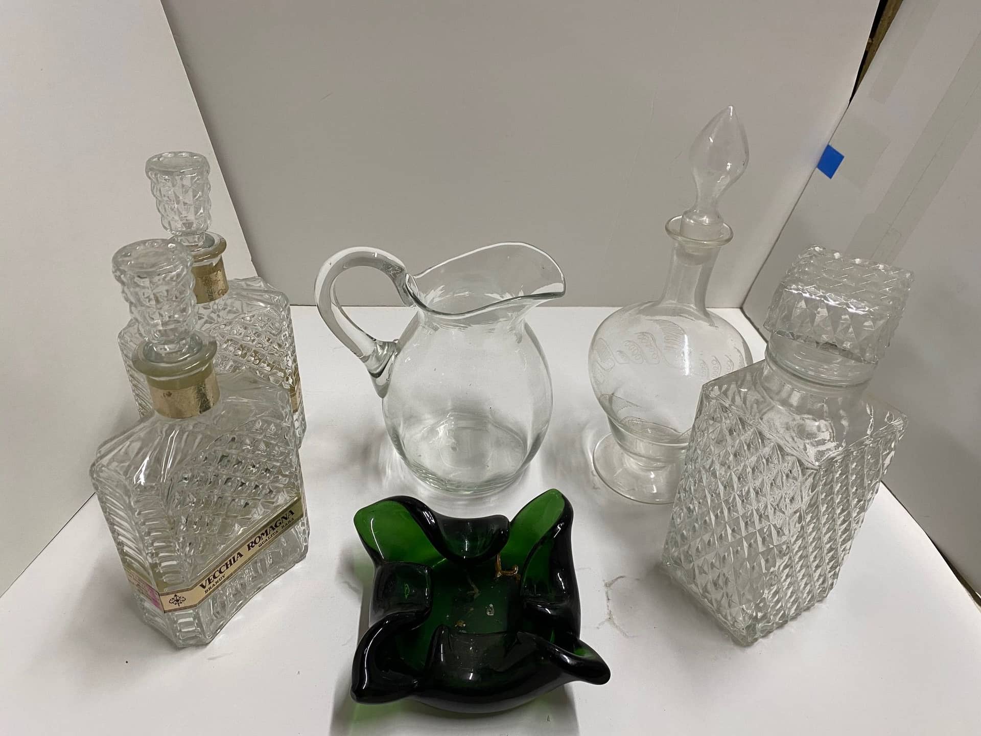 (6) GLASS AND CRYSTAL TABLE ITEMS, DECANTERS & OTHER